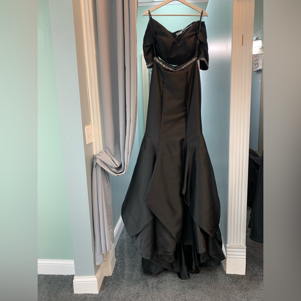 Size 6. Bodycon Mermaid. Off The Shoulder. Half Sleeve. Studded